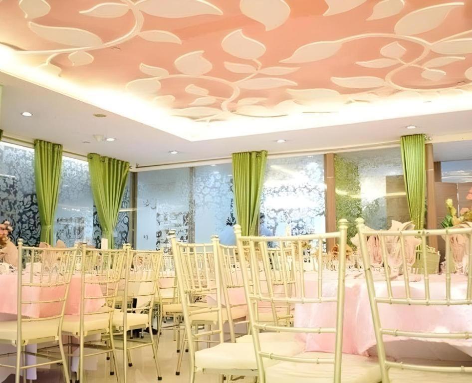 Vista Hotel Cubao Quezon City Exterior foto