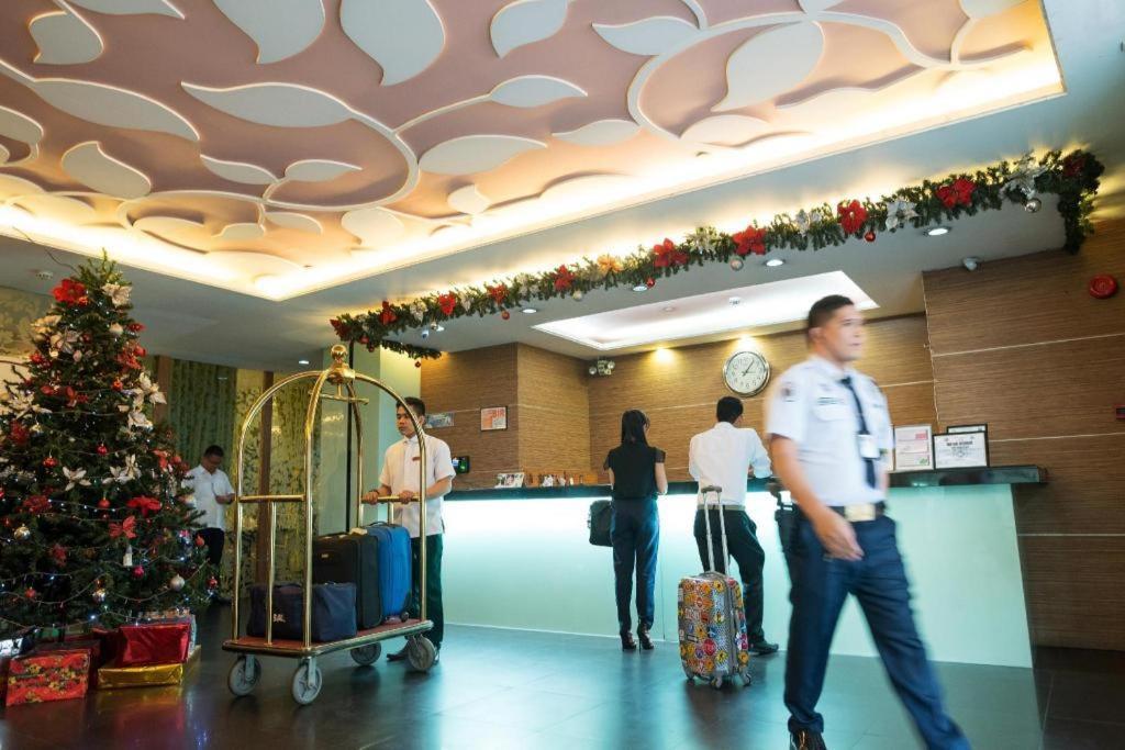Vista Hotel Cubao Quezon City Exterior foto